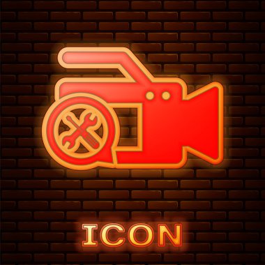 Tuğla duvar arka planda izole tornavida ve anahtar simgesi ile parlayan Neon video kamera. Ayarlama, hizmet, ayarlama, bakım, onarım, sabitleme. Vektör Illustration