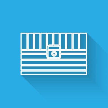 Beyaz çizgi antika hazine sandığı uzun gölgeli izole edilmiş. Altın sikkeli klasik tahta sandık. Vektör İllüstrasyonu