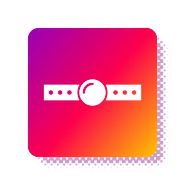 Beyaz arka planda izole edilmiş deri kemer ikonu olan beyaz silikon top ağzı. Fetiş aksesuarı. Erkekler ve kadınlar için seks oyuncağı. Kare renk düğmesi. Vektör İllüstrasyonu