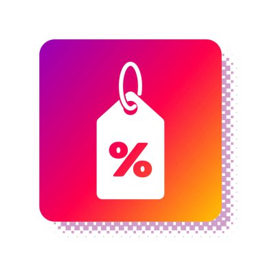 Beyaz arka planda yüzde beyaz etiket simgesi izole edildi. Etiket alışverişi. Özel teklif işareti. İndirim kuponları sembolü. Kare renk düğmesi. Vektör İllüstrasyonu