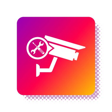 Beyaz arka planda, tornavidalı ve anahtar ikonlu beyaz güvenlik kamerası var. Ayarlama, servis, ayar, bakım, onarım, onarım. Kare renk düğmesi. Vektör İllüstrasyonu