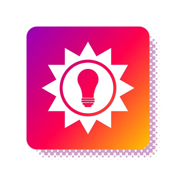 Wit zonne-energie paneel pictogram geïsoleerd op witte achtergrond. Zon en gloeilamp. Vierkante kleur knop. Vector Illustratie — Stockvector