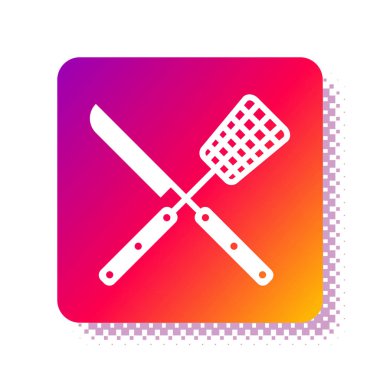 Beyaz arka planda beyaz haçlı bıçak ve spatula ikonu var. Barbekü bıçağı ve spatula işareti. Barbekü ve ızgara aletleri. Kare renk düğmesi. Vektör İllüstrasyonu