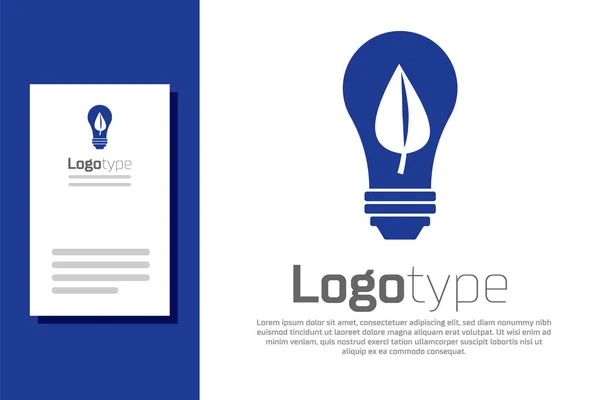 Niebieska żarówka z ikoną liści na białym tle. Koncepcja ekologicznej energii. Alternatywna koncepcja energii. Element szablonu logo. Ilustracja wektora — Wektor stockowy