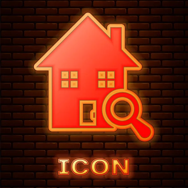 Leuchtende Neon-Suche Haus-Symbol isoliert auf Backstein-Wand-Hintergrund. Immobilien-Symbol eines Hauses unter der Lupe. Vektorillustration — Stockvektor