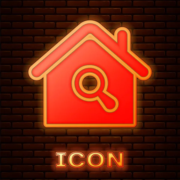 Leuchtende Neon-Suche Haus-Symbol isoliert auf Backstein-Wand-Hintergrund. Immobilien-Symbol eines Hauses unter der Lupe. Vektorillustration — Stockvektor