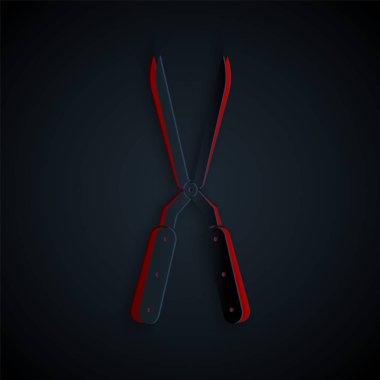 Siyah arkaplanda izole edilmiş simgeyi budamak için kağıt kesimi el yapımı makas. Ahşap saplı budama makası. Kağıt sanatı tarzı. Vektör İllüstrasyonu