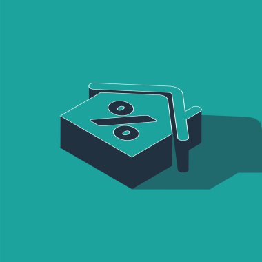 Yeşil arka planda izole edilmiş indirimli etiket simgesine sahip Isometric House. Evin yüzdesi tabela fiyatı. Emlak evi. Kredi yüzdesi sembolü. Vektör İllüstrasyonu