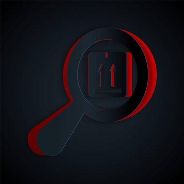 Kağıt kesiği Arama paketi simgesi siyah arkaplanda izole edildi. Paket izleme sembolü. Büyüteç ve karton kutu. Lojistik ve teslimat. Kağıt sanatı tarzı. Vektör İllüstrasyonu