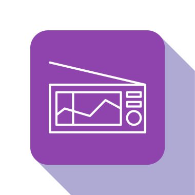 Beyaz arkaplanda anten simgesi olan beyaz çizgi Radyo. Mor kare düğme. Vektör İllüstrasyonu
