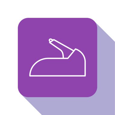 Beyaz çizgili el freni ikonu beyaz arkaplanda izole edildi. Park freni kolu. Mor kare düğme. Vektör İllüstrasyonu