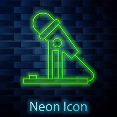 Parlayan neon hattı mikrofon simgesi tuğla duvar arka planında izole edildi. Radyodaki mikrofondan. Sözcü işareti. Vektör İllüstrasyonu