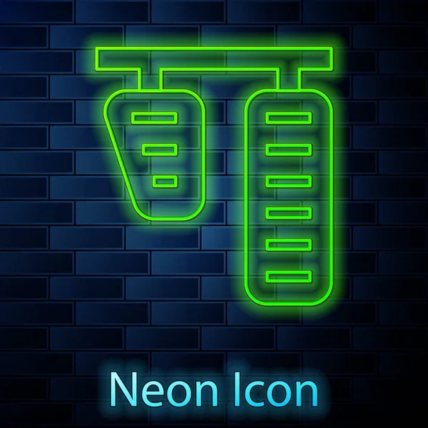 Glödande neon line bil gas och bromspedaler ikon isolerad på tegel vägg bakgrund. Vektor Illustration — Stock vektor