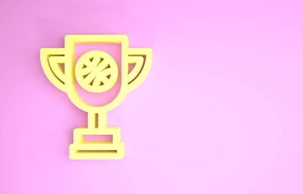 Copo de prêmio amarelo com ícone de bola de basquete isolado no fundo rosa. Símbolo do troféu vencedor. Campeonato ou troféu de competição. Conceito de minimalismo. 3D ilustração 3D render — Fotografia de Stock