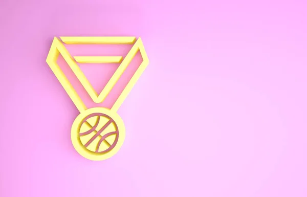 Medalla amarilla de baloncesto con icono de cinta aislada sobre fondo rosa. Concepto minimalista. 3D ilustración 3D render — Foto de Stock