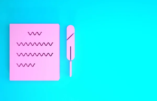 Розовое перо и значок прокрутки бумаги изолированы на синем фоне. Концепция минимализма. 3D-рендеринг — стоковое фото