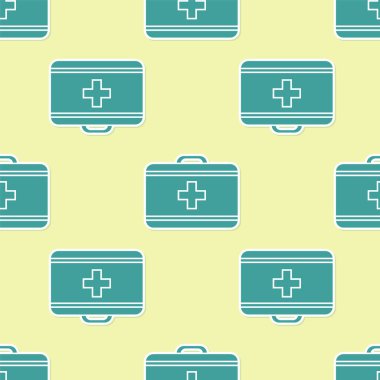 Yeşil ilk yardım çantası simgesi sarı arkaplanda pürüzsüz desen izole etti. Haçlı sağlık kutusu. Acil durumlar için tıbbi ekipman. Sağlık sigortası konsepti. Vektör İllüstrasyonu
