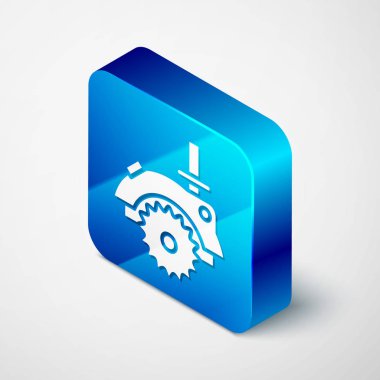 Beyaz arka planda izole edilmiş çelik dişli disk ikonu olan Isometric Electric dairesel testere. Tahta ya da metal kesmek için elektrikli el aleti. Mavi kare düğme. Vektör İllüstrasyonu