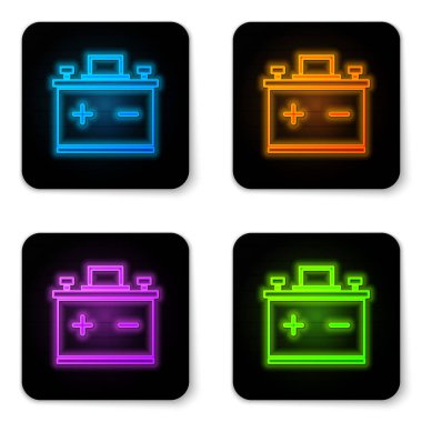 Beyaz arka planda yalıtılmış parlayan neon Araç pil simgesi. Akümülatör pil enerji gücü ve elektrik akümülatör pil. Siyah kare düğme. Vektör İllüstrasyonu