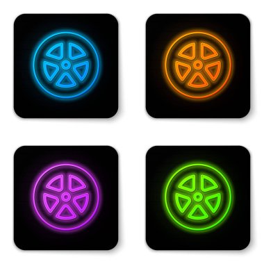 Parlayan neon araba tekerleği simgesi beyaz arka planda izole edildi. Siyah kare düğme. Vektör İllüstrasyonu