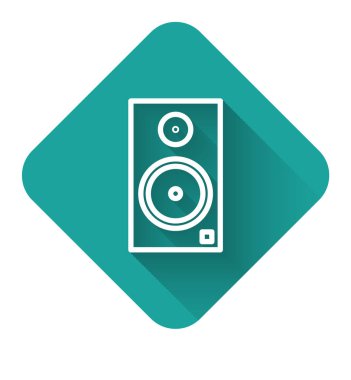 Beyaz çizgi Stereo hoparlör ikonu uzun gölgeli izole edildi. Ses sistemi hoparlörleri. Müzik ikonu. Müzikal sütun hoparlörü. Yeşil kare düğmesi. Vektör İllüstrasyonu