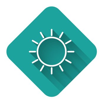 Beyaz çizgi güneş ikonu uzun gölgeli izole edilmiş. Yeşil kare düğmesi. Vektör İllüstrasyonu