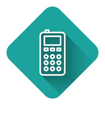 Beyaz çizgi uzaktan kumanda simgesi uzun gölgeyle izole edildi. Yeşil kare düğmesi. Vektör İllüstrasyonu