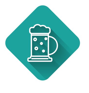 Beyaz çizgi ahşap bira kupası ikonu uzun gölgeli izole edilmiş. Yeşil kare düğmesi. Vektör İllüstrasyonu