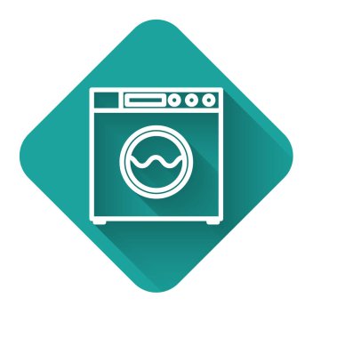 Beyaz çizgi yıkama ikonu uzun gölgeli izole edilmiş. Çamaşır makinesi simgesi. Çamaşır makinesi, çamaşır makinesi. Ev aletleri sembolü. Yeşil kare düğmesi. Vektör İllüstrasyonu