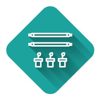 Beyaz çizgi. Ampullü akıllı çiftlik ve uzun gölgeli bitki sembolü. Yeşil kare düğmesi. Vektör İllüstrasyonu