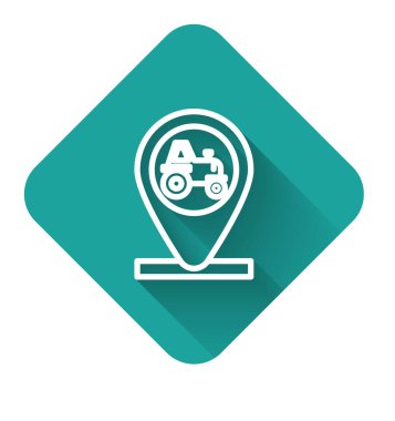 Beyaz çizgi traktörü ve konum ikonu uzun gölgeli izole edildi. Yeşil kare düğmesi. Vektör İllüstrasyonu