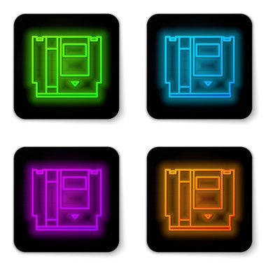 Beyaz arkaplanda izole edilmiş retro oyun konsol simgesi için parlayan neon hattı Cartridge. Televizyon oyunu kartuşu. Siyah kare düğme. Vektör İllüstrasyonu
