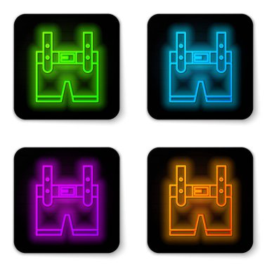 Parlayan neon hattı Lederhosen simgesi beyaz arkaplanda izole edildi. Geleneksel Bavyera kıyafetleri. Oktoberfest kıyafeti. Pantolon ve pantolon askısı. Patrick günü. Siyah kare düğme. Vektör İllüstrasyonu