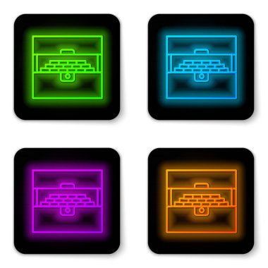 Parlayan neon hattı beyaz arka planda izole edilmiş antika hazine sandığı simgesi açtı. Altın sikkeli klasik tahta sandık. Siyah kare düğme. Vektör İllüstrasyonu