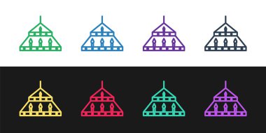 Siyah ve beyaz arka planda izole edilmiş ortaçağ ikonunda mumları olan devasa çelik avize hattı kurun. Vektör İllüstrasyonu