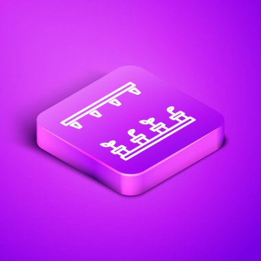 Mor arkaplanda izole edilmiş Isometric hattı otomatik sulama ikonu. Su ekipmanları. Bahçe elemanı. Sprey tabanca ikonu. Mor kare düğme. Vektör İllüstrasyonu