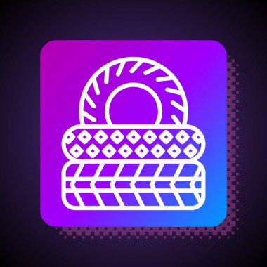 Siyah arka planda beyaz çizgili araba lastiği ikonu var. Kare renk düğmesi. Vektör İllüstrasyonu