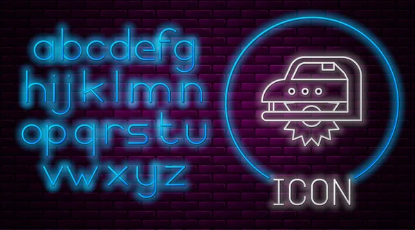 Linha de néon brilhante Serra circular elétrica com ícone de disco dentado de aço isolado no fundo da parede de tijolo. Ferramenta manual elétrica para cortar madeira ou metal. Alfabeto claro de néon. Ilustração vetorial — Vetor de Stock
