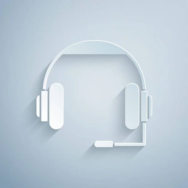 Icono de auriculares de corte de papel aislado sobre fondo gris. Auriculares. Concepto para escuchar música, servicio, comunicación y operador. Estilo de arte de papel. Ilustración vectorial — Archivo Imágenes Vectoriales