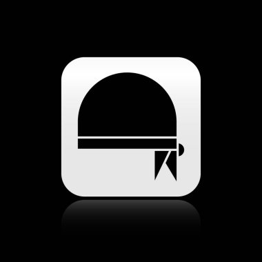 Siyah arka planda izole edilmiş baş simgesi için Kara Korsan bandanası. Gümüş kare düğme. Vektör İllüstrasyonu