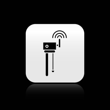 Siyah Yönlendirici ve wi-fi sinyal sembolü simgesi siyah arka planda yalıtılmış. Kablosuz ethernet modem yönlendirici. Bilgisayar teknolojisi internet. Gümüş kare düğme. Vektör İllüstrasyonu