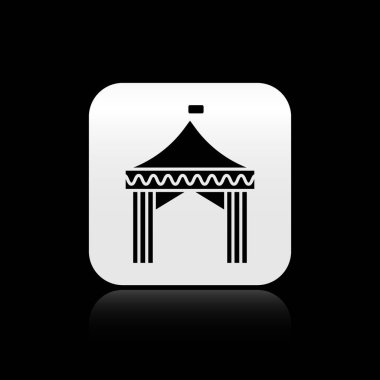 Siyah kamp çadırı simgesi siyah arkaplanda izole edildi. Karnaval kamp çadırı. Eğlence parkı. Gümüş kare düğme. Vektör İllüstrasyonu