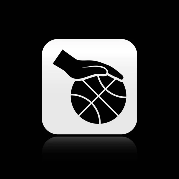 Zwarte Hand met basketbal pictogram geïsoleerd op zwarte achtergrond. Sport symbool. Zilveren vierkante knop. Vector Illustratie — Stockvector