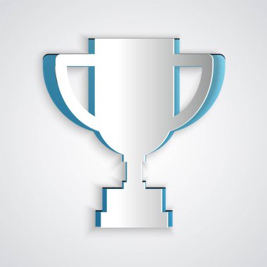 Gri arkaplanda kağıt kesiği ödül kupa simgesi izole. Galibiyet ödülü sembolü. Şampiyonluk ya da yarışma kupası. Spor başarısı. Kağıt sanatı tarzı. Vektör İllüstrasyonu