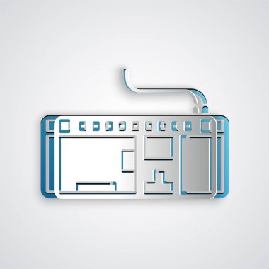 Kağıt kesiği Bilgisayar klavyesi simgesi gri arkaplanda izole edildi. Bilgisayar bileşeni işareti. Kağıt sanatı tarzı. Vektör İllüstrasyonu