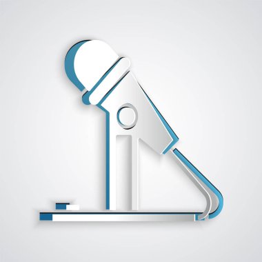 Kağıt kesiği mikrofon simgesi gri arkaplanda izole edildi. Radyodaki mikrofondan. Sözcü işareti. Kağıt sanatı tarzı. Vektör İllüstrasyonu