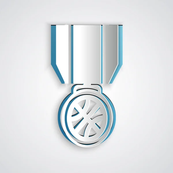 Papel cortado Medalha de basquete com ícone de fita isolado em fundo cinza. Estilo de arte de papel. Ilustração vetorial —  Vetores de Stock