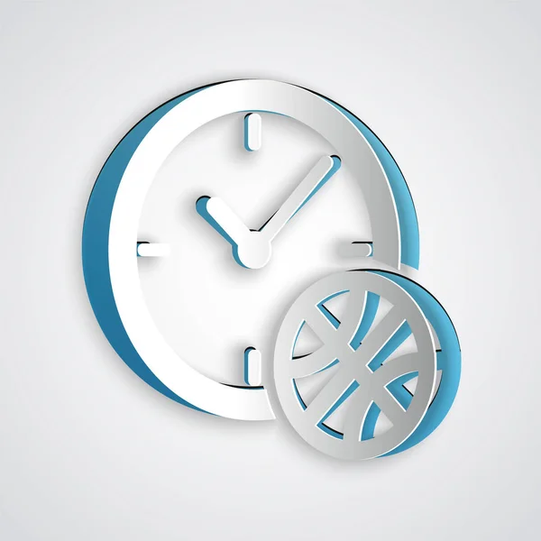 Papier découpé Horloge avec ballon de basket à l'intérieur icône isolée sur fond gris. C'est l'heure du basket. Sport et entraînement. Style art du papier. Illustration vectorielle — Image vectorielle