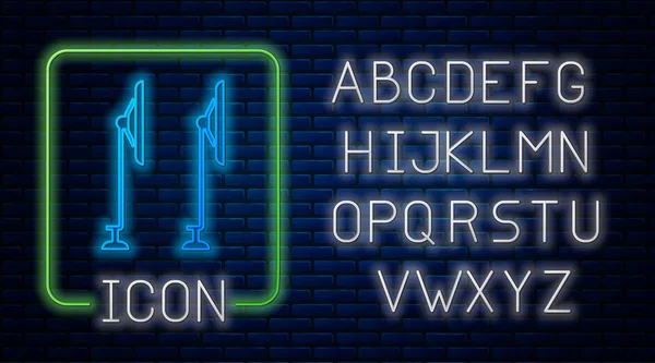 Ragyogó neon ablaktörlő ikon elszigetelt téglafal háttér. Neonfény ábécé. Vektorillusztráció — Stock Vector