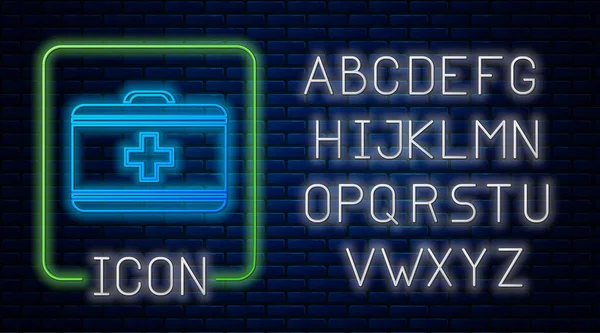 輝くネオン応急処置キットのアイコンは、レンガの壁の背景に隔離されています。十字架付きの医療用ボックス。緊急時の医療機器。ヘルスケアの概念。ネオンライトアルファベット。ベクトルイラストレーション — ストックベクタ